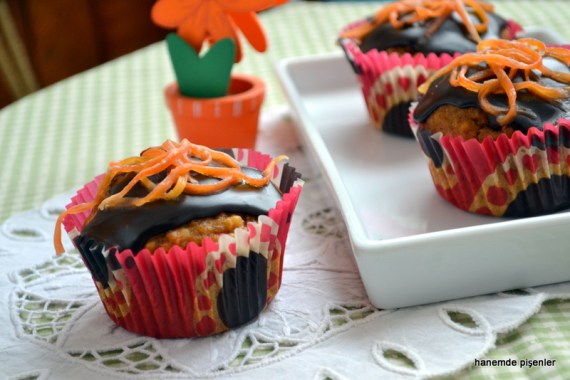 çikolata soslu havuçlu kekler